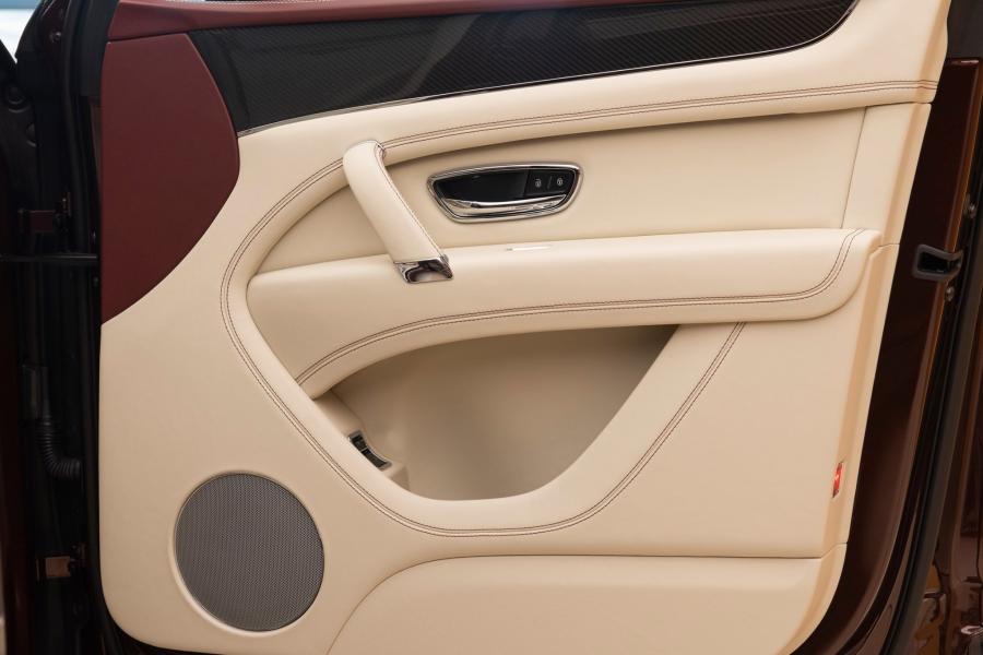 Детали интерьера Bentley Bentayga Speed Centenary Specifications 2020 года  (UAE) (фото 6 из 10)